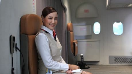 Hätten Sie es gewusst? Darum sitzen Flugbegleiter bei Start und Landung auf den Händen
