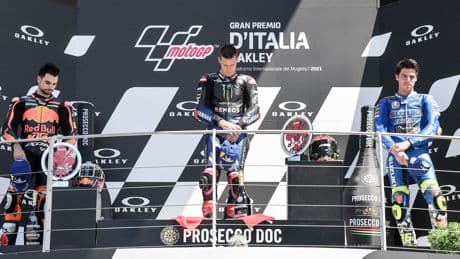 El Quartararo más solvente vence en Italia en un gran premio marcado por la muerte de Dupasquier