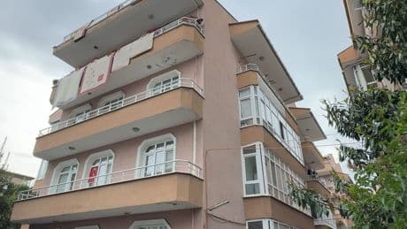 Avcılar'da riskli 4 katlı bina tahliye edilerek mühürlendi