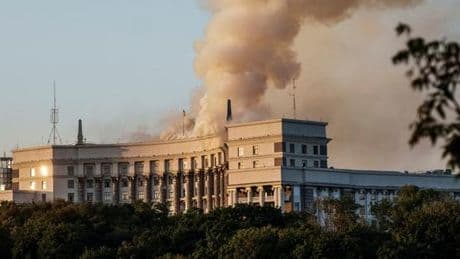 Guerre en Ukraine : le siège du gouvernement à Kiev touché après une attaque aérienne massive de l’armée russe