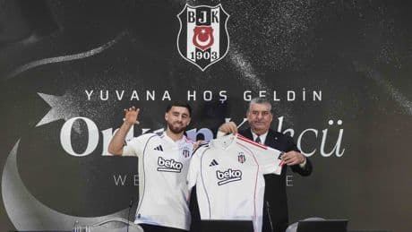 Orkun Kökçü, binlerce taraftarın önünde Beşiktaş ile sözleşme imzaladı
