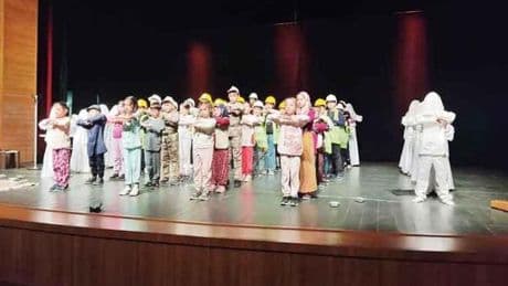 Bu tiyatronun perdesi iyiliğe açılıyor