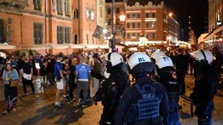 Cuatro españoles detenidos en una noche de enfrentamientos entre ultras de Chelsea y Betis en Breslavia antes de la final de la Conference