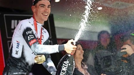 Juan Ayuso over mooie dag in loopbaan: ’Geen flauw idee wat Primoz Roglic van plan was’