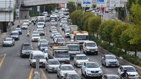 Ankara ve İstanbul trafiğinde okul yoğunluğu yaşandı