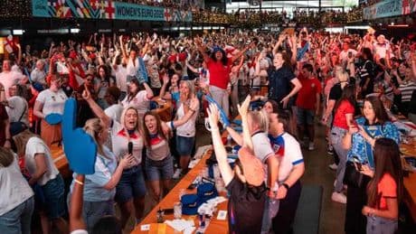 Angleterre - Espagne : des fans anglais « au septième ciel » après le sacre des Lionesses en finale de l’Euro 2025 face à l’Espagne