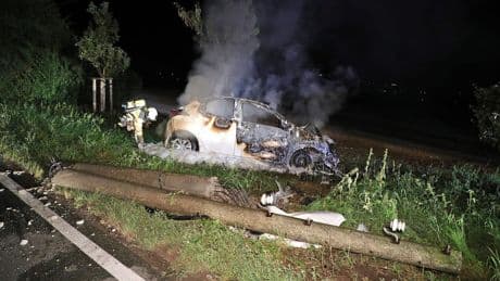Unfall in Dresden-Mobschatz: Auto prallt gegen Strommast und brennt