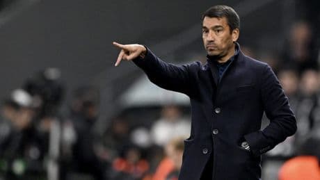 Arne Slot haalt op eigen initiatief Van Bronckhorst per direct naar Liverpool