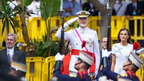 Miles de personas celebran junto a los Reyes el Día de las Fuerzas Armadas en Tenerife