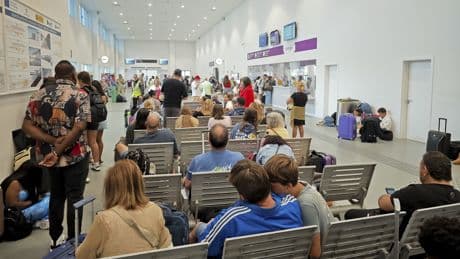 Trenes evacuados, autobuses y coches de alquiler... la odisea para viajar entre Galicia y Madrid en medio de los incendios: "Nos costó dos días volver a casa y más de 400 euros"