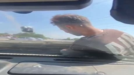 Akıllara durgunluk veren olay! Arızayı bulmak için ustayı motorun içine bindirdi