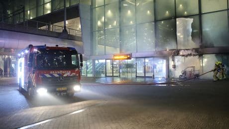 Den Haag Centraal ontruimd door brand in voertuig voor ingang