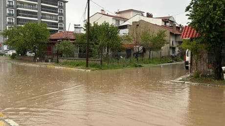 Türkiye sağanak yağış etkisi altında: Ev ve iş yerlerini su bastı, yollar göle döndü