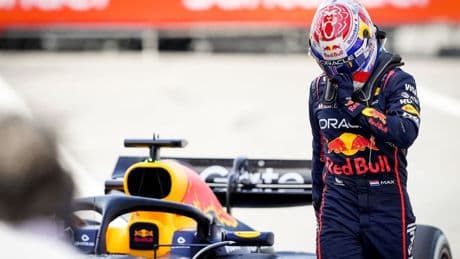 Furieuze Max Verstappen tiende na straf in Spanje