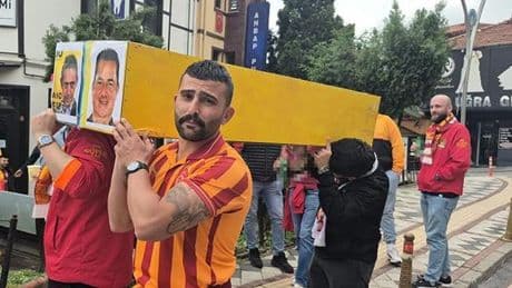 Galatasaraylı taraftarlar sarı-lacivert renkli tabutla yürüdü