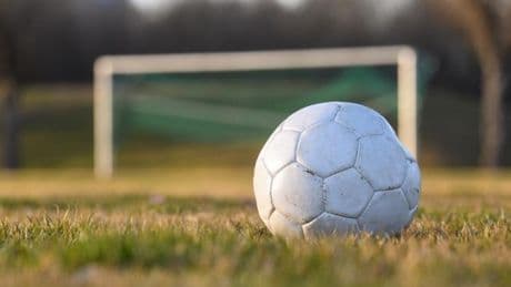 Kinderstreit um einen Fußball wird zur Massenschlägerei mit hundert Beteiligten