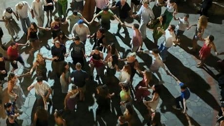 Dans les villages de Grèce, l’été rime avec danses collectives au bout de la nuit