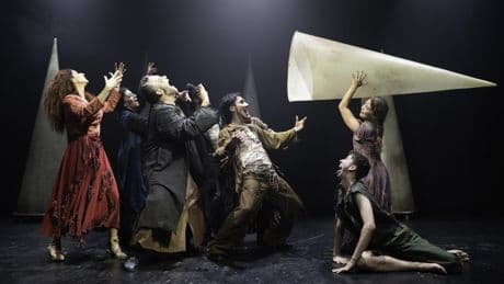Atalaya reinventa 'Divinas palabras' con una escenografía de conos y luces fantasmales