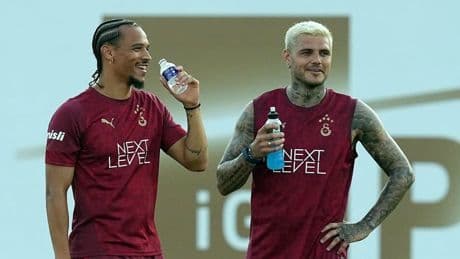 Er spricht vor der Mannschaft - Erstes Training von Leroy Sané bei Galatasaray