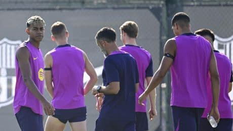 Ter Stegen sigue al margen en una sesión de viernes más física y corta
