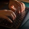 Britse agent hield ‘z’-toets uren aan een stuk ingedrukt: “Meer dan 100 uur alsof gewerkt”