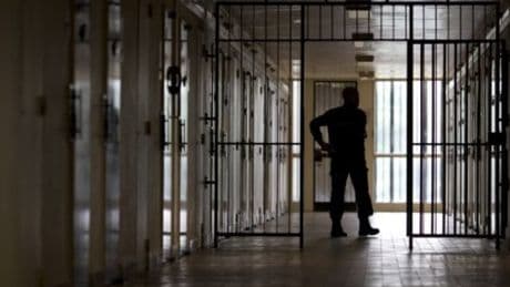 "État d'urgence" dans les prisons: un rapport préconise une "réduction de peine exceptionnelle" générale pour lutter contre la surpopulation