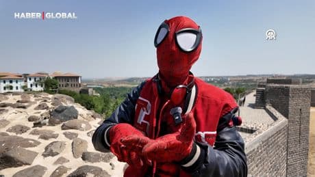 Türkiye'yi gezen "Örümcek Adam" Diyarbakır'da