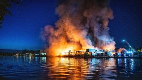 Veel rook door brand bij autobedrijf in Alphen aan den Rijn