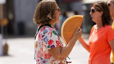 Ser pobre, mayor de 65 o estar embarazada: Sanidad publica una guía para interpretar el riesgo por temperaturas extremas