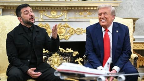"Je me suis changé et pas vous": la tenue de Volodymyr Zelensky fait encore l'objet d'une plaisanterie par un journaliste américain et Donald Trump