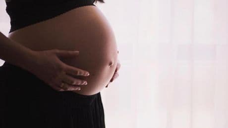 Los despachos buscan vías para sortear las restricciones a la gestación subrogada mediante la obtención de residencia y la filiación por vínculo biológico