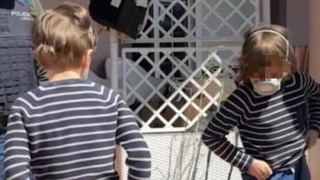 La nueva vida de los tres niños de 'la casa de los horrores' de Oviedo: "Juegos, sol, piscina" y una próxima mudanza a EEUU