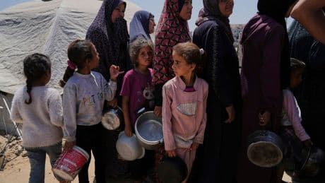 Humanitäre Notlage: Augenzeugen: Erste Hilfsgüter erreichen Menschen in Gaza