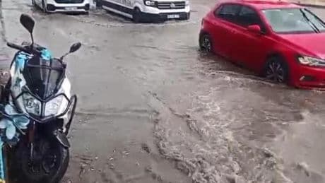 İstanbul'u dolu vurdu! Bir anda bastırdı, yollar göle döndü... Araçlar ilerlemekte güçlük çekti | AKOM'dan uyarı geldi