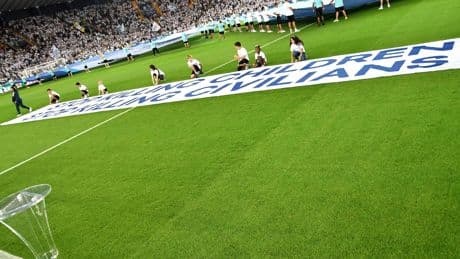 Na kritiek van Mo Salah laat UEFA Palestijnse kinderen medailles uitreiken na Europese Supercup: ’Stop het doden van kinderen’