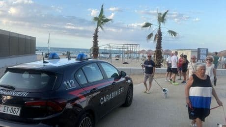 Francavilla, si tuffa in mare per aiutare due bimbi ma muore annegato: Camillo Cantoli aveva 55 anni