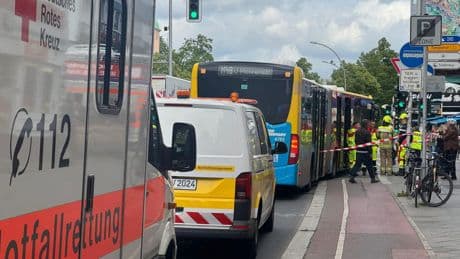 „Prellungen und Schürfwunden“ - Auto rammt Linien-Bus – 10 Kinder verletzt