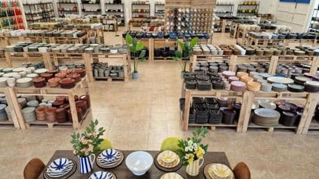 El outlet’ de vajilla y cerámica al peso que conquista Catalunya con tiendas en L’Hospitalet de Llobregat y Polinyà