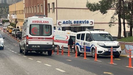 Kendisine bıçakla saldıran oğlunu av tüfeğiyle öldürdü
