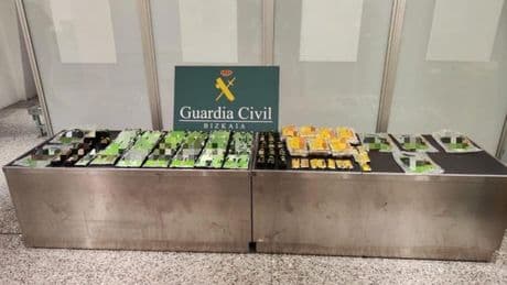 Intervienen 14 litros de potenciadores sexuales masculinos en el aeropuerto de Loiu