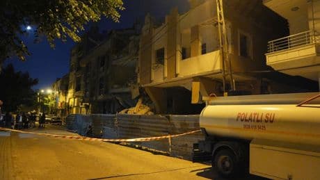 Avcılar'da 6 katlı binada kısmi çökme meydana geldi