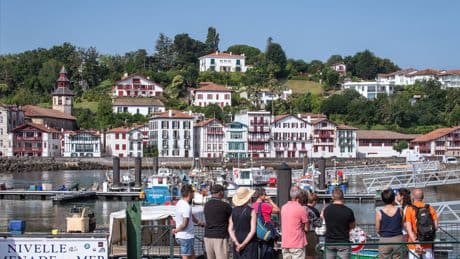 "¡Nunca había visto tantos pícnics en la playa!": el turismo de zumo y bocata se expande por el País Vasco francés