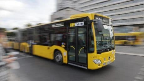 Berliner Busfahrer wird während der Fahrt ohnmächtig und rammt Autos