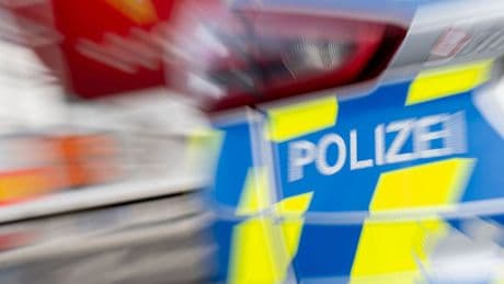 Verkehr: Betrunkener Autofahrer fährt Mann vor Café an