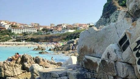 Sardegna, prezzi alle stelle. I Golaseca: «Per tramezzino, Coca e insalata di riso 40 euro. Così i turisti scappano»