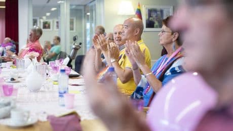 Regenboogsenioren maken zich zorgen: 'Kan ik in de zorg nog wel mezelf zijn?'