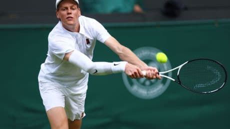 Why is Jannik Sinner wearing an elbow sleeve in the Wimbledon 2025 final?