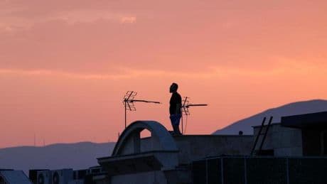 Überblick am Abend: Israel greift iranischen Staatssender an, Evakuierungen aus Nahost