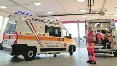 Puglia, decine di pazienti "parcheggiati" in ambulanze sotto al sole. La denuncia: «Mio fratello ha atteso 6 ore una visita»