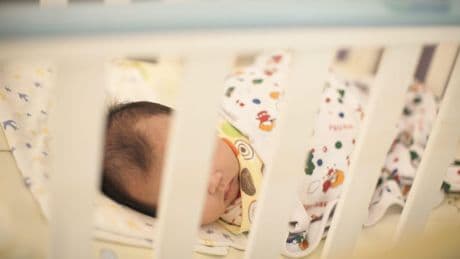 Países Bajos tiene un servicio único de cuidado para madres recién paridas y bebés, pero ahora está en peligro